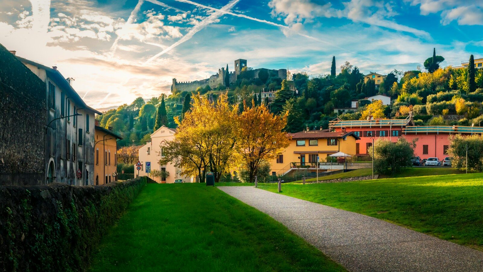 Herbstliche Landschaft mit Schloss als Symbolbild für den Indian Summer auf Schloss Lembeck