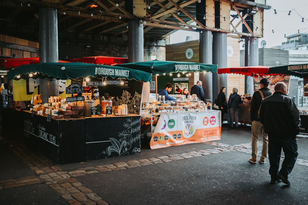 Besucher vor einem Streetfood-Stand – Symbolbild