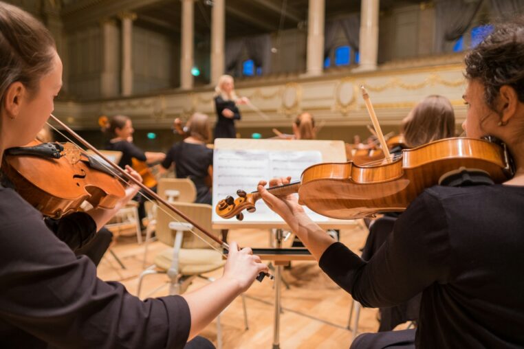 Streichorchester bei einem Konzert mit Violinen und Bratschen