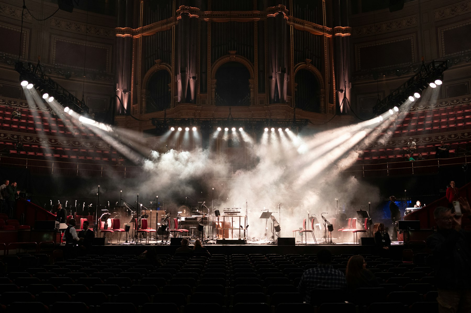 Orchester auf einer beleuchteten Konzertbühne