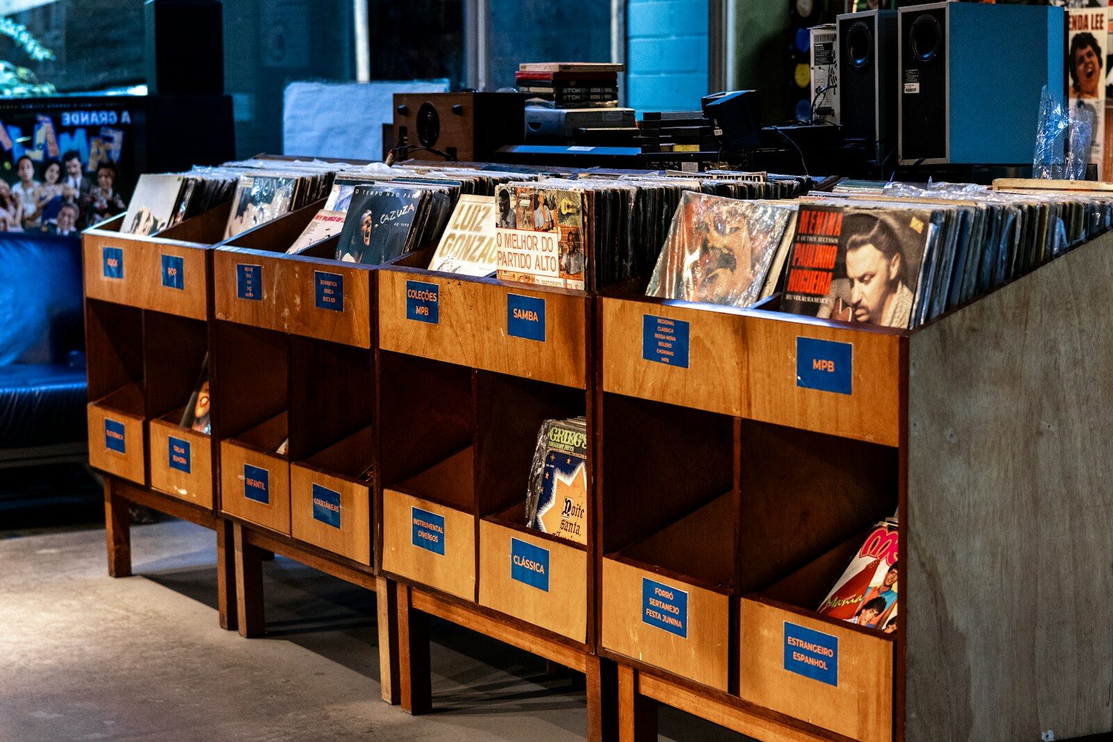 Holzboxen mit Schallplatten zum Verkauf als Symbolbild für die Bielefelder Schallplattenbörse