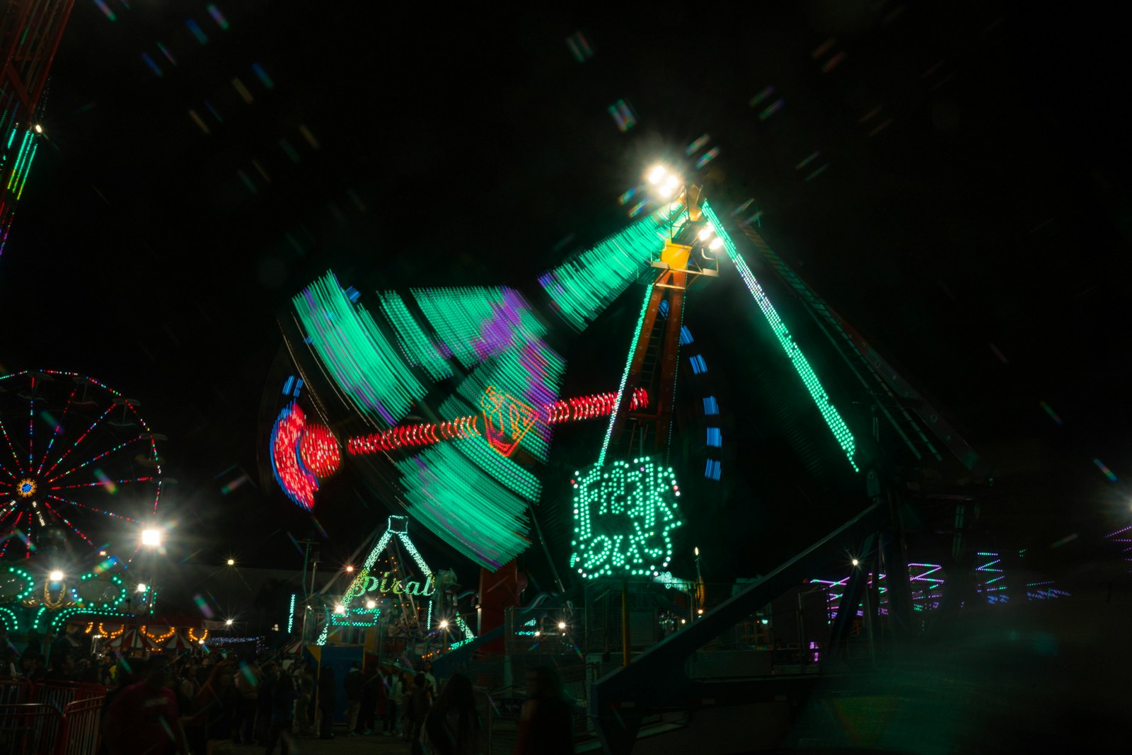 Bewegte Fahrgeschäfte bei Nacht als Symbolbild für die Sprödentalkirmes Krefeld