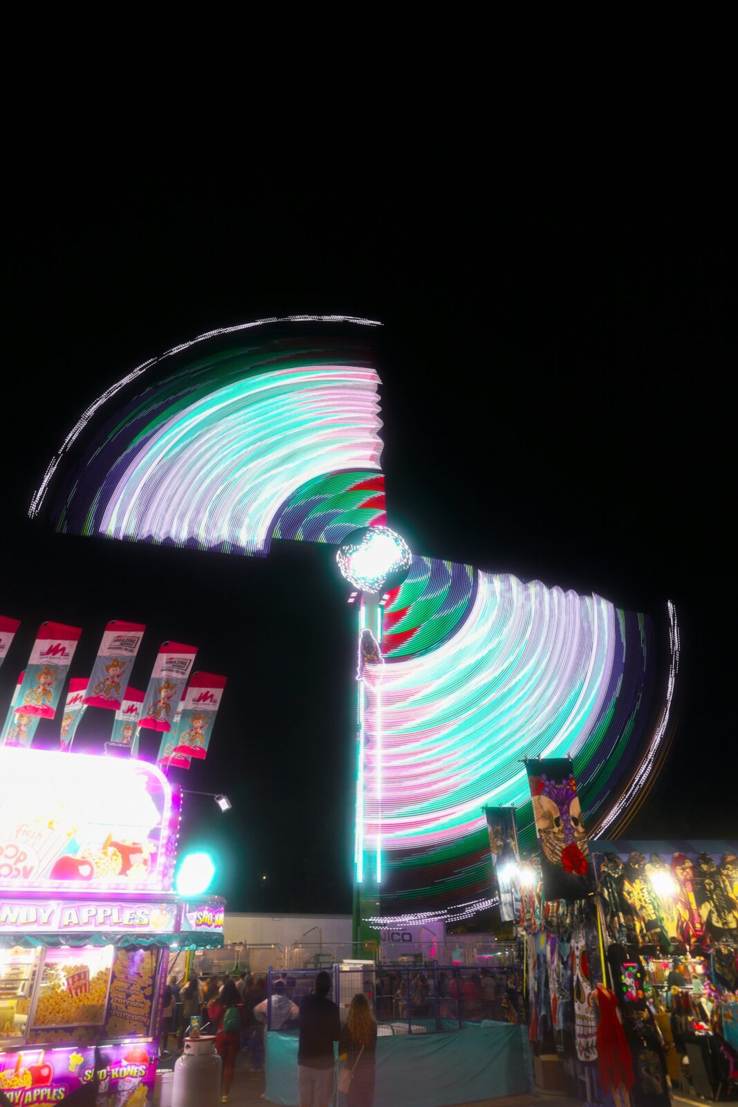 Nächtlicher Jahrmarkt mit Riesenrad als Symbolbild für die Sprödentalkirmes Krefeld