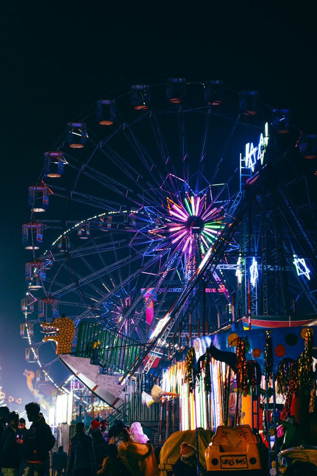 Kirmes mit Riesenrad bei Nacht als Symbolbild für die Sprödentalkirmes Krefeld