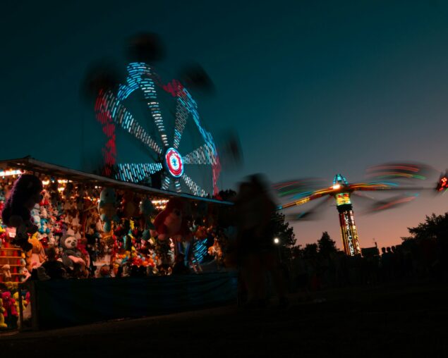 Beleuchtetes Riesenrad auf einer Kirmes bei Nacht als Symbolbild für die Sprödentalkirmes Krefeld