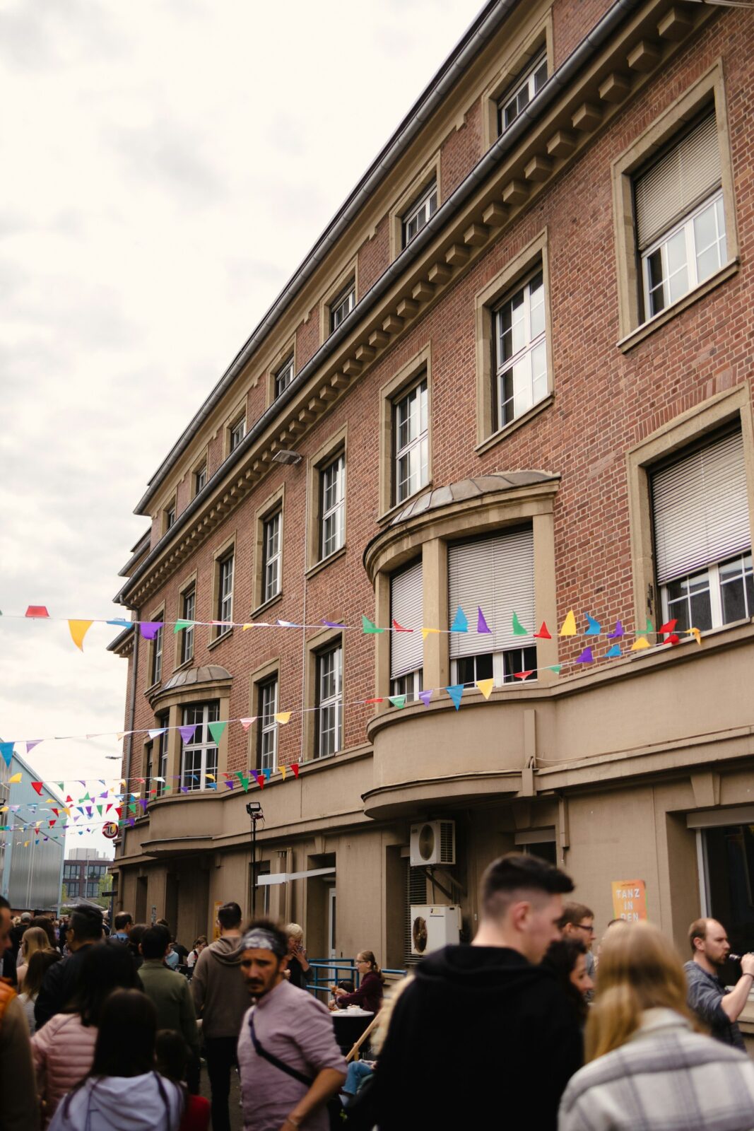 Menschenmenge bei einem Street-Food-Festival als Symbolbild für Dinslaken