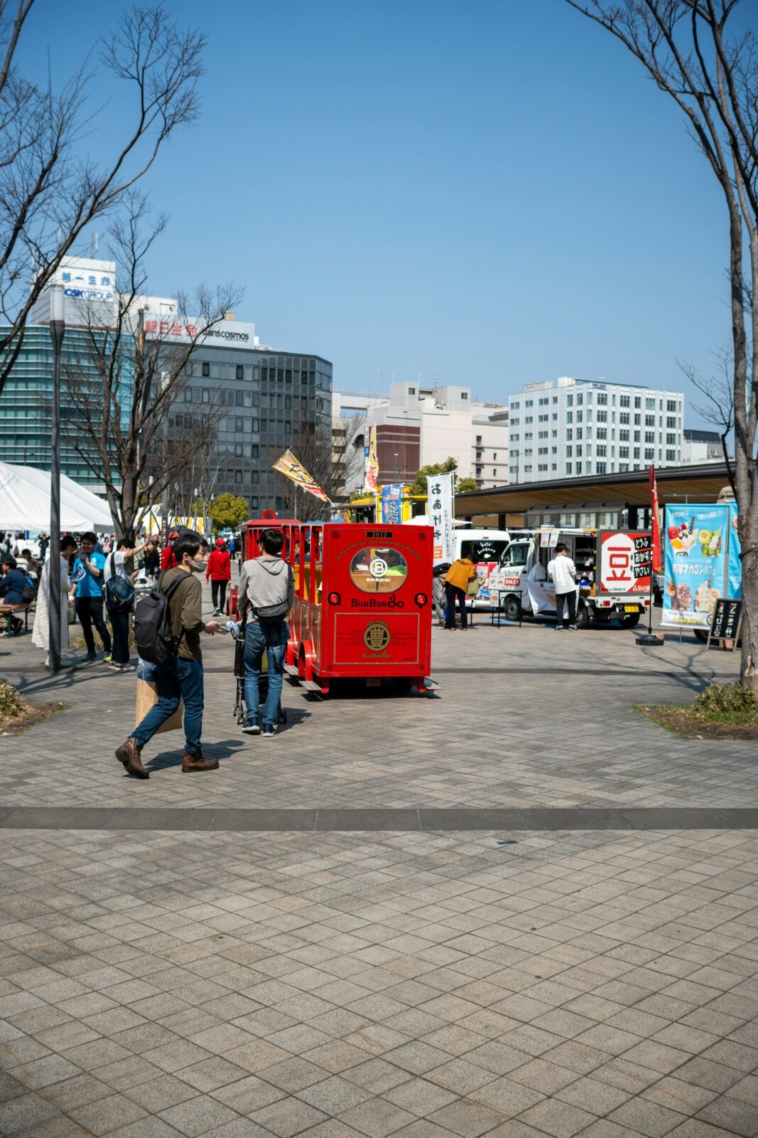 Lebhaftes Straßenfestival mit Essensständen als Symbolbild für das Street Food Festival Dinslaken