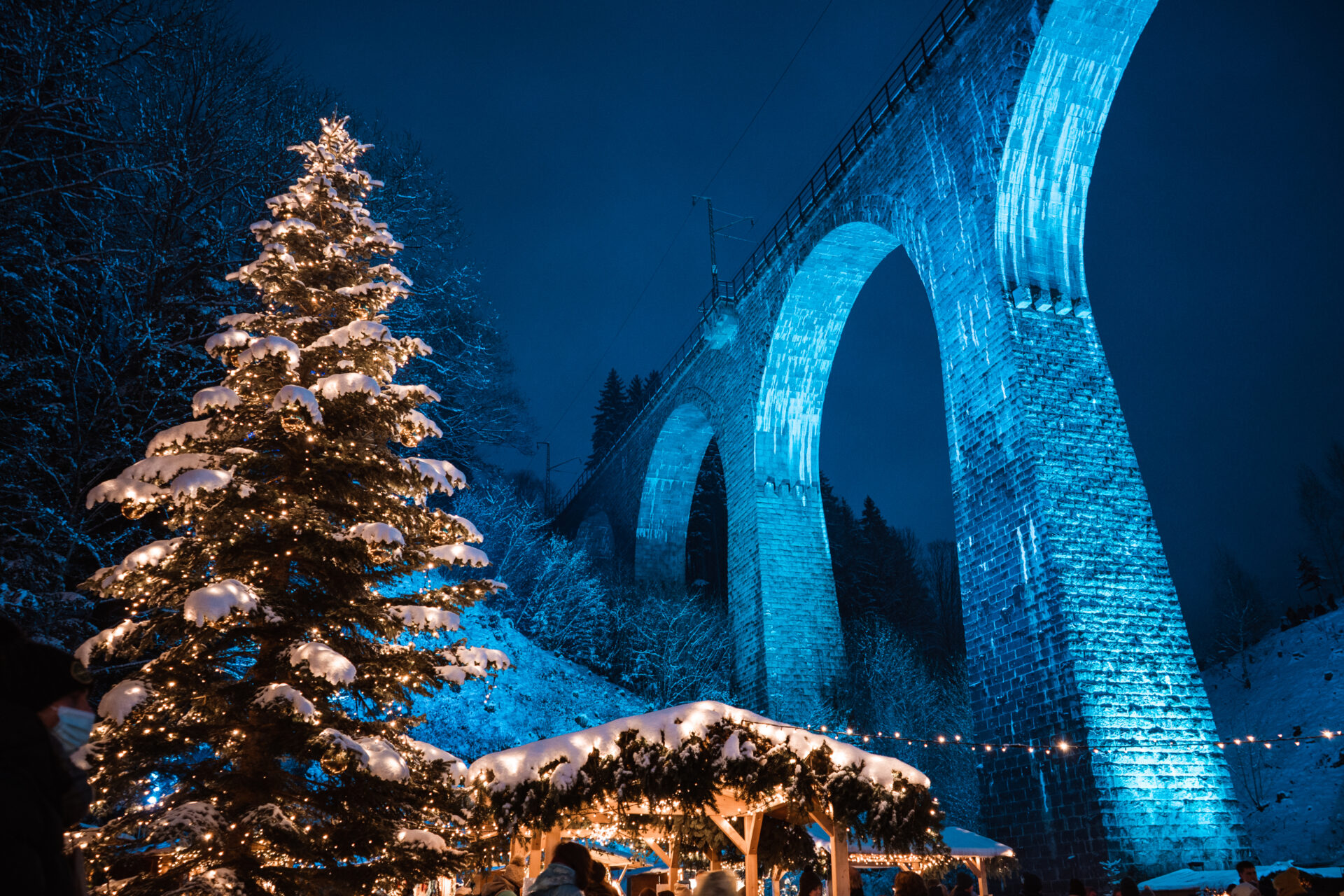 Weihnachtsmarkt Ravennaschlucht 2026 unter dem beleuchteten Ravennaviadukt in Breitnau
